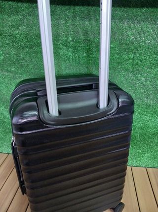 Maleta AmazonBasics Negra Rígida 4 Ruedas, 53,5 cm