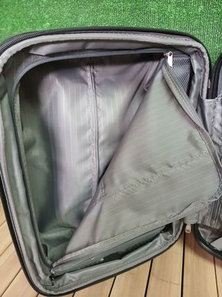 Maleta AmazonBasics Negra Rígida 4 Ruedas, 53,5 cm