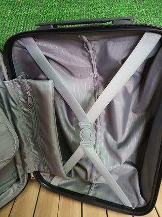 Maleta AmazonBasics Negra Rígida 4 Ruedas, 53,5 cm