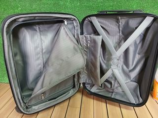 Maleta AmazonBasics Negra Rígida 4 Ruedas, 53,5 cm