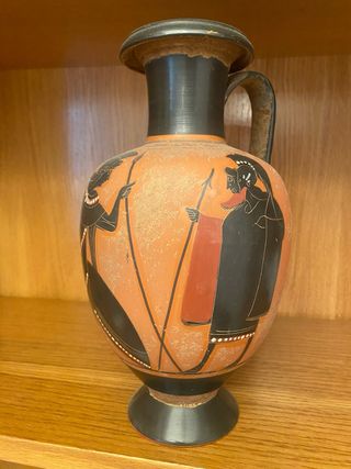 Jarrón de terracota con motivos italianos