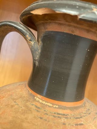 Jarrón de terracota con motivos italianos