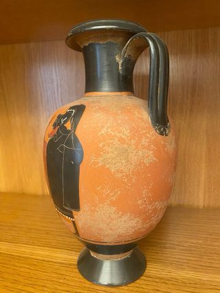 Jarrón de terracota con motivos italianos