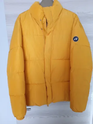 Abrigo plumífero amarillo