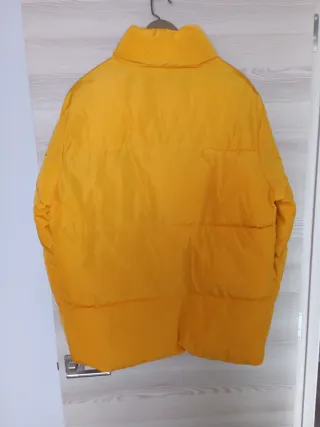 Abrigo plumífero amarillo