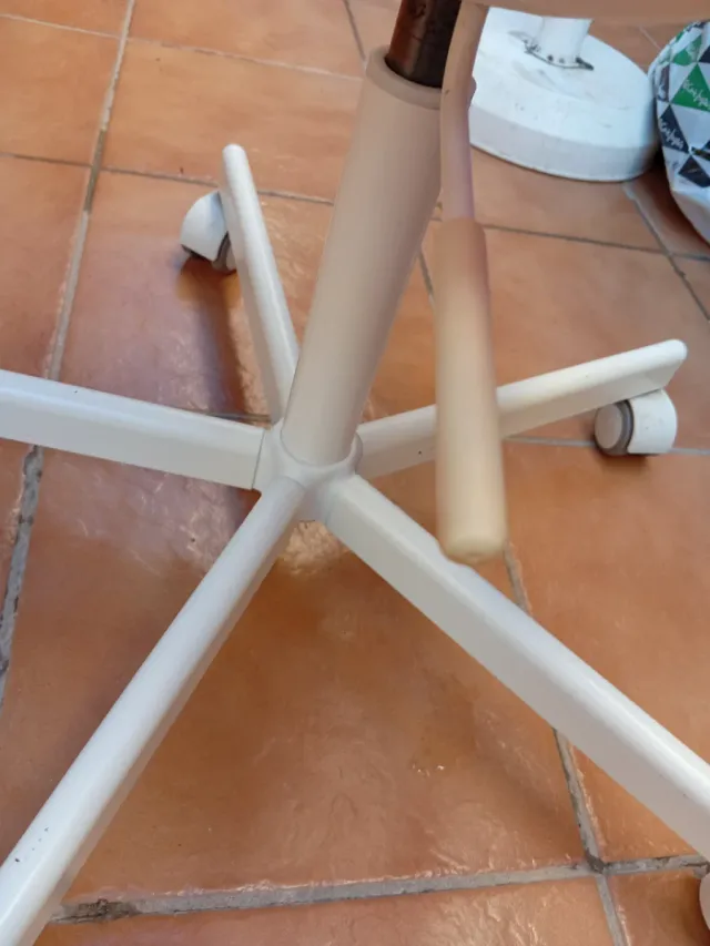 Silla de escritorio rosa con ruedas