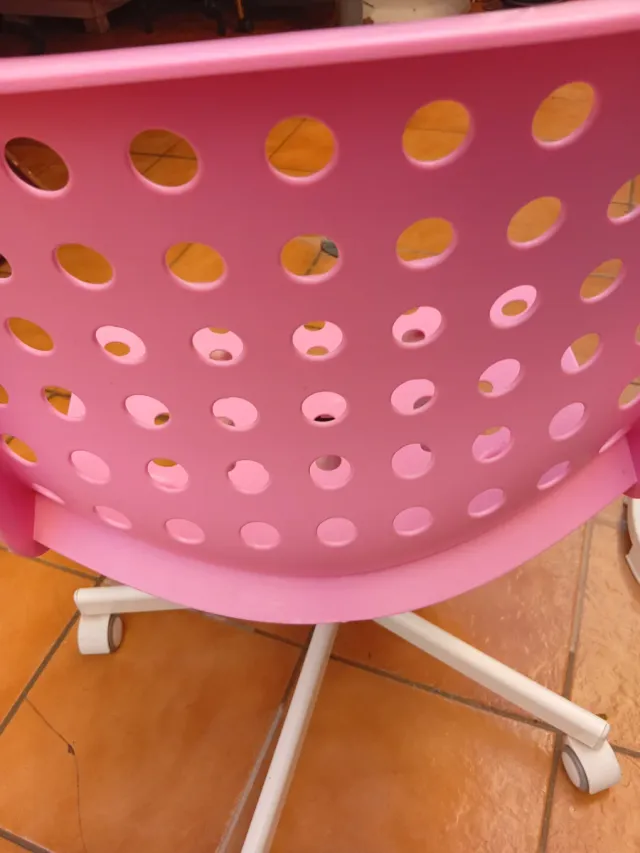 Silla de escritorio rosa con ruedas