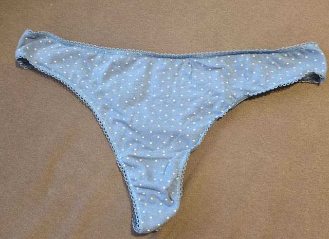 Tanga azul con corazones blancos