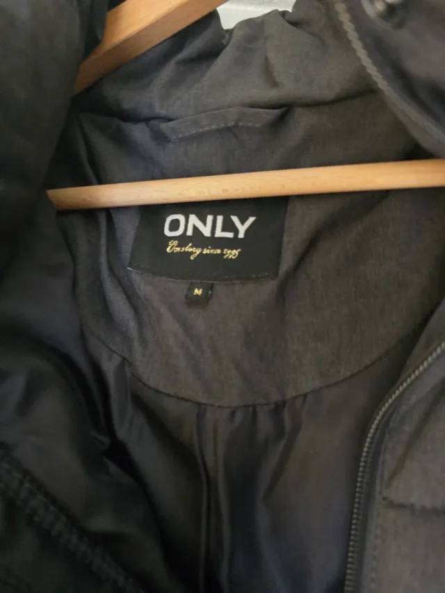 Abrigo acolchado grisaceo con capucha de pelo