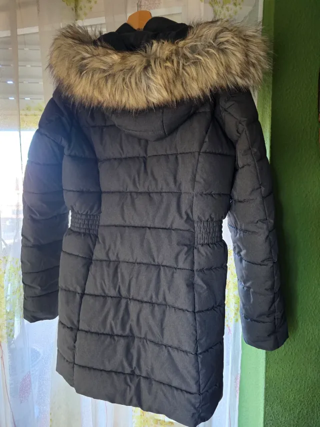 Abrigo acolchado grisaceo con capucha de pelo