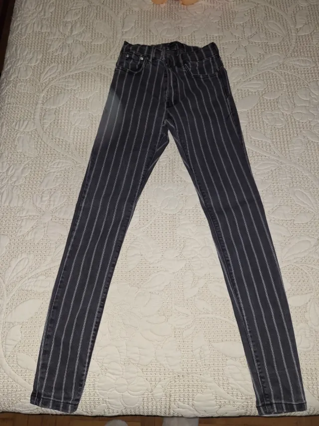 Pantalones grises con rayas blancas