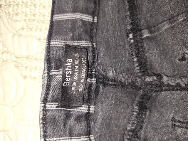 Pantalones grises con rayas blancas