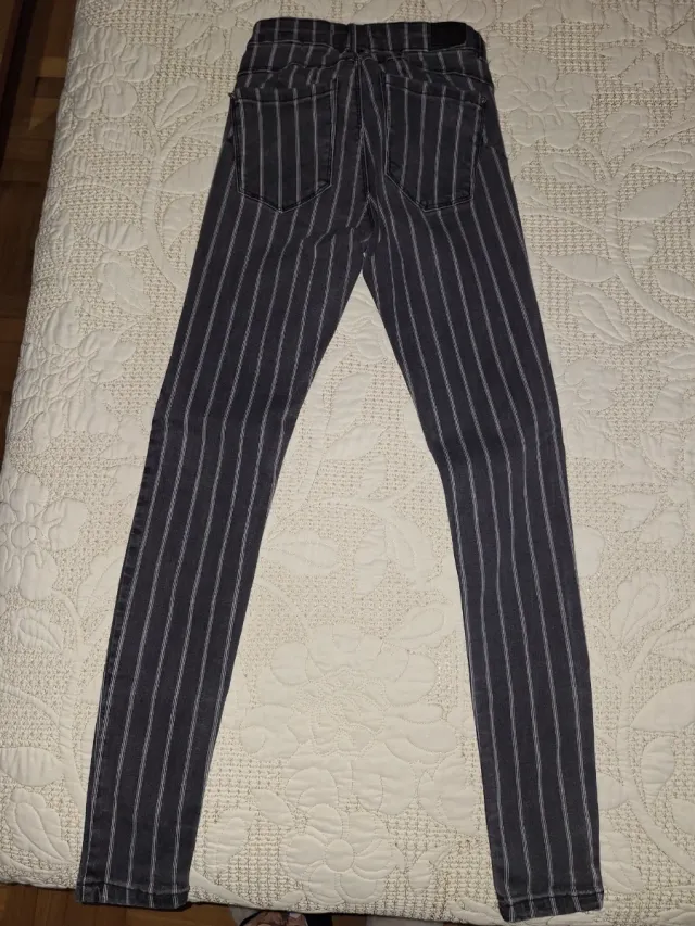 Pantalones grises con rayas blancas