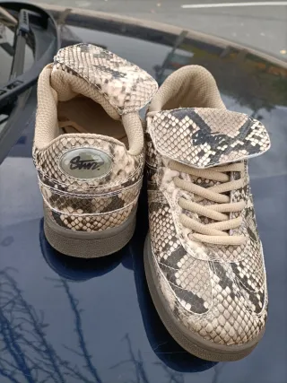 Zapatillas con estampado de serpiente