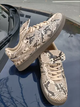 Zapatillas con estampado de serpiente