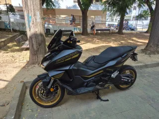 Honda Forza 750. Octubre Año 2024 Negra y Dorada