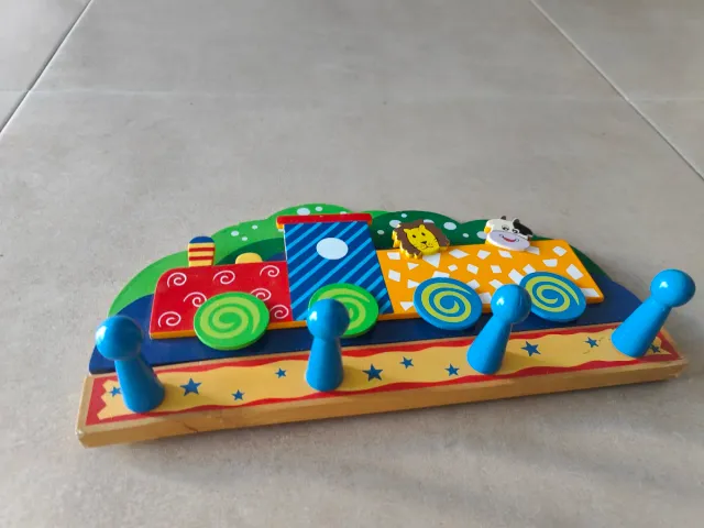 Perchero infantil tren con 4 ganchos
