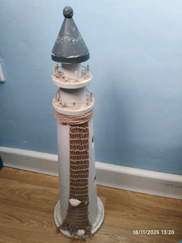 Faro decorativo blanco y gris