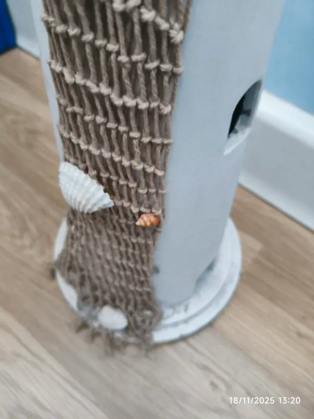 Faro decorativo blanco y gris