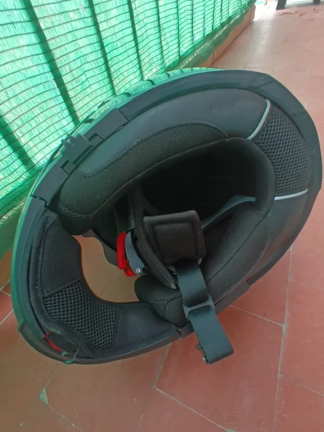 Casco de moto negro con visera