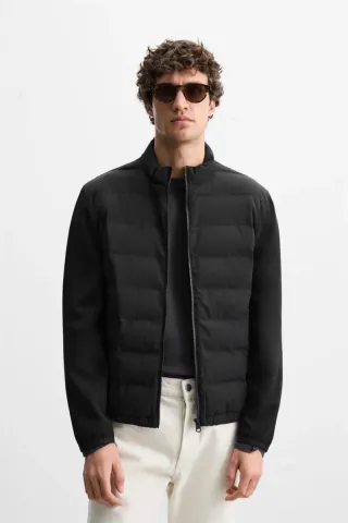 Cazadora acolchada cuello subido negra