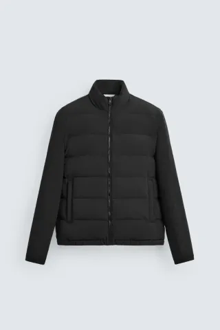 Cazadora acolchada cuello subido negra