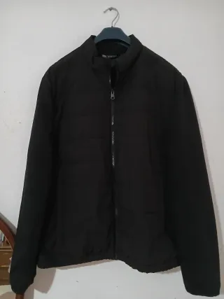 Cazadora acolchada cuello subido negra