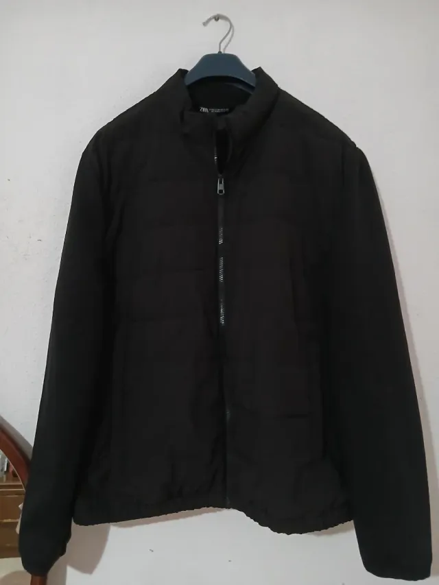 Cazadora acolchada cuello subido negra