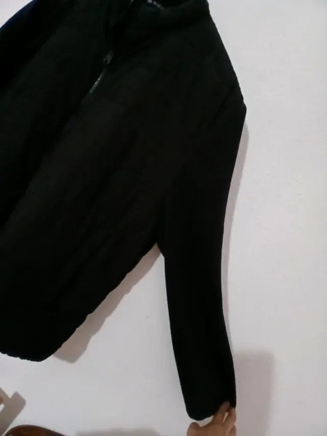 Cazadora acolchada cuello subido negra