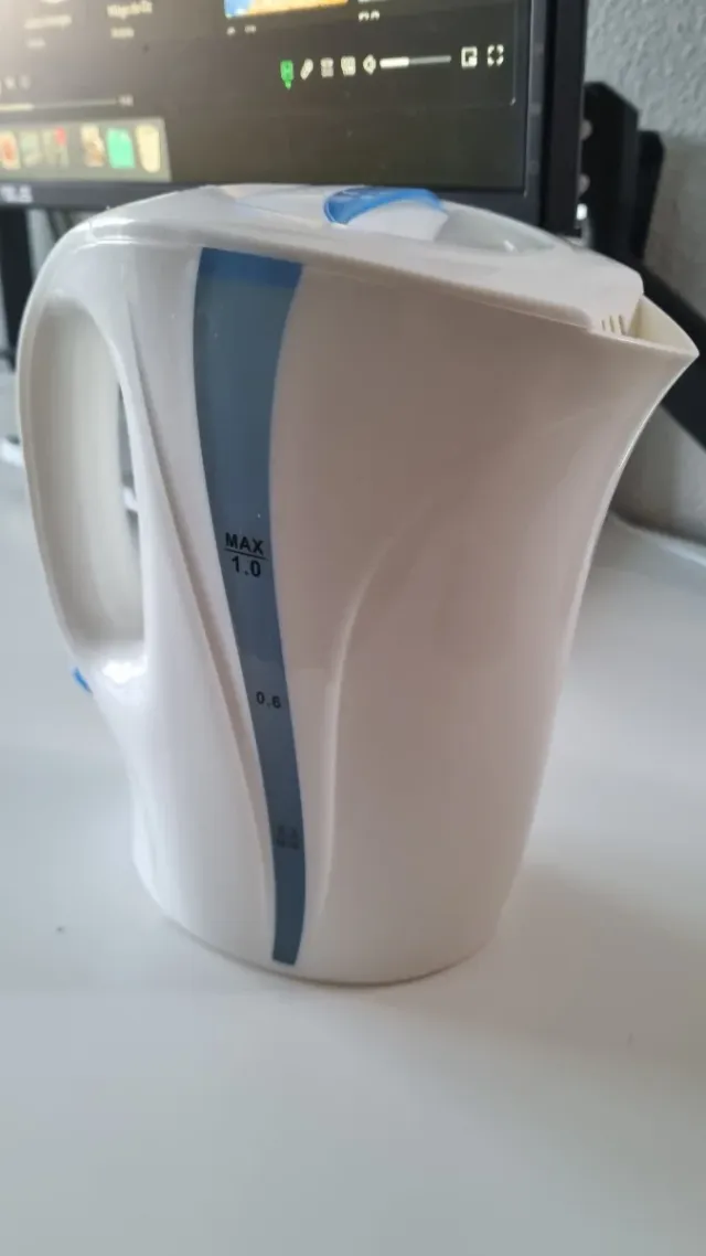 Hervidor de agua blanco