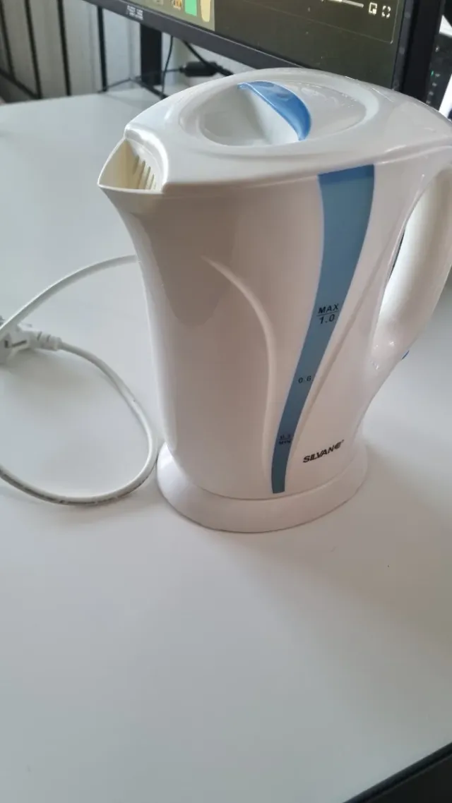 Hervidor de agua blanco