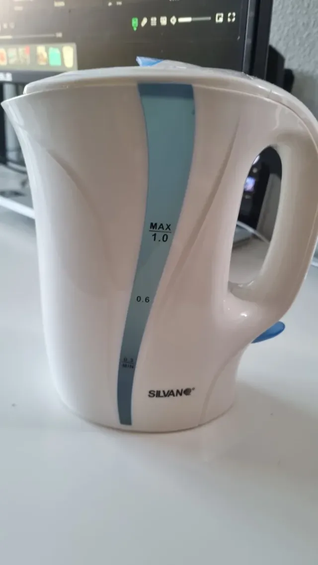 Hervidor de agua blanco