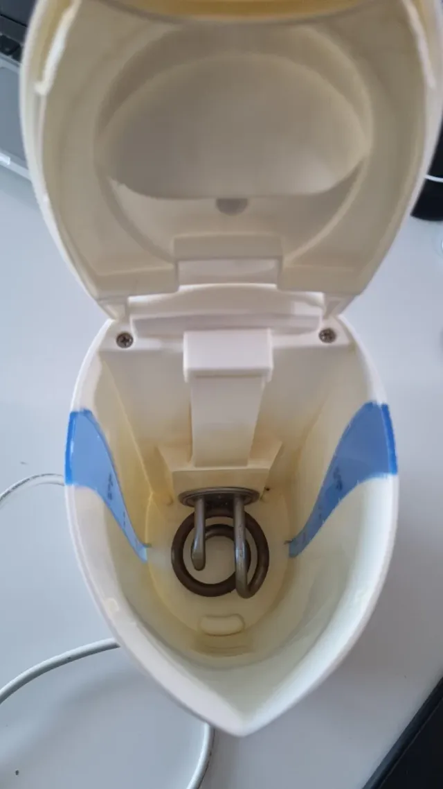 Hervidor de agua blanco