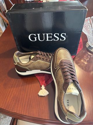 Zapatillas Guess Marrón y Dorado. Tallas: 44 y 45.