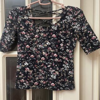 Camiseta floral Bershka manga 3/4 Talla S