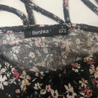 Camiseta floral Bershka manga 3/4 Talla S