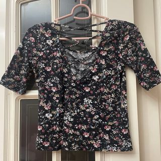 Camiseta floral Bershka manga 3/4 Talla S