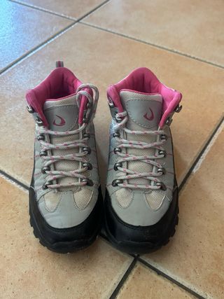 Botas de montaña niña grises y rosas
