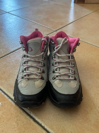 Botas de montaña niña grises y rosas