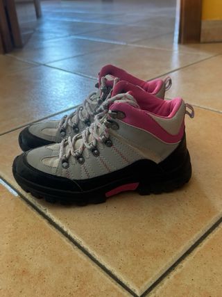 Botas de montaña niña grises y rosas