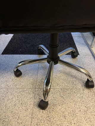 Silla de oficina ergonómica negra