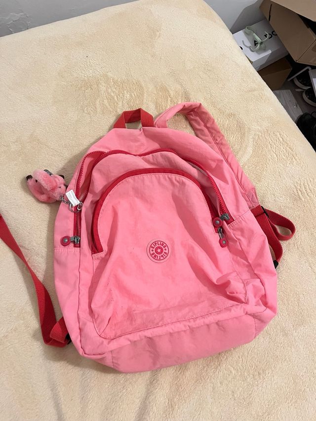 Mochila Kipling Rosa con detalles rojos