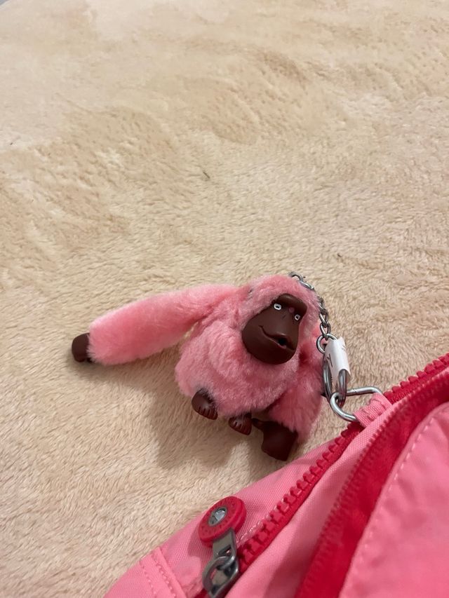 Mochila Kipling Rosa con detalles rojos