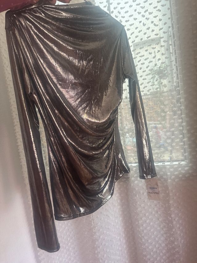 Camiseta plateada elegante