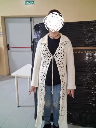 Abrigo largo de encaje blanco