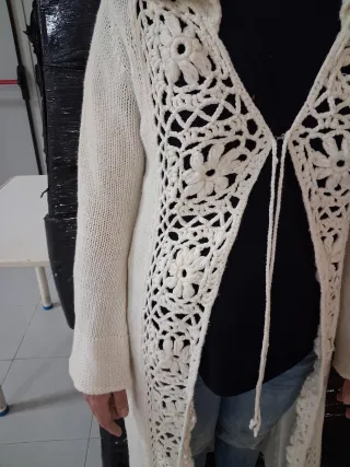 Abrigo largo de encaje blanco