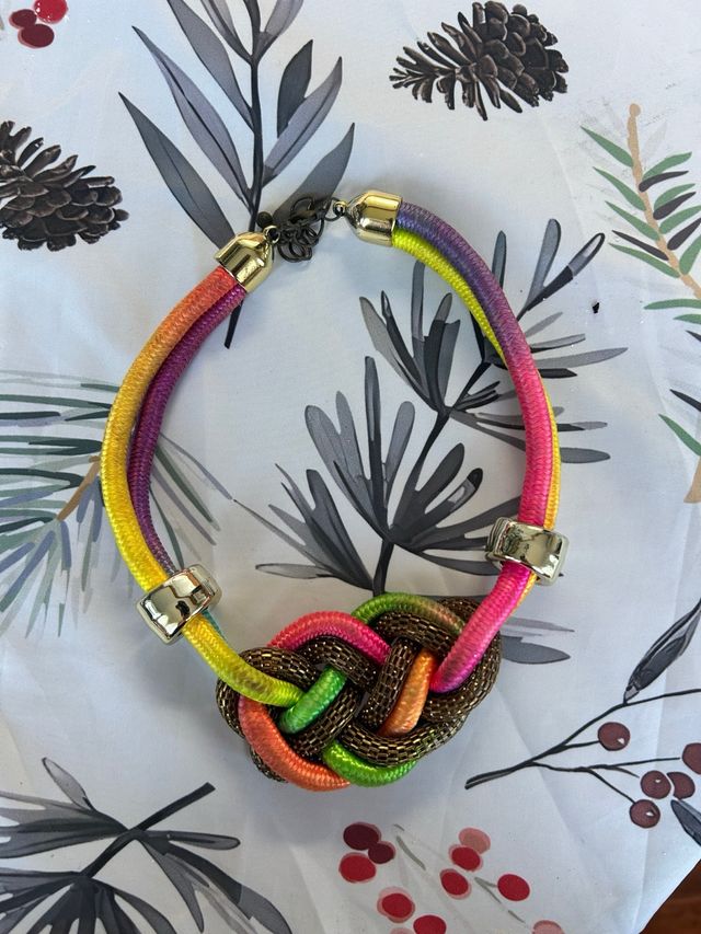 Collar trenzado multicolor con nudo dorado