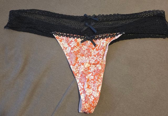 Braga de encaje negro y estampado floral