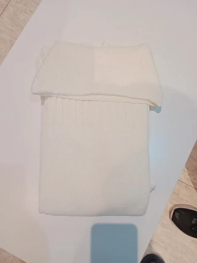 Vestido de lana blanco con cuello alto.