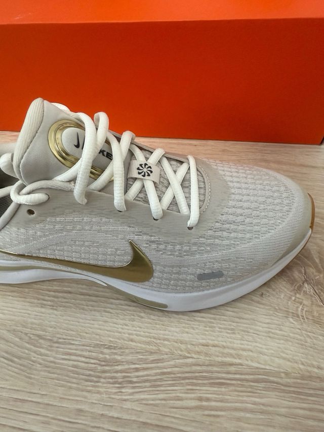 Zapatillas Nike Verde oliva y Dorado